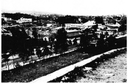 Un quartier industriel autour de la gare de marchandises. Helmut Ruppert, Beyrouth, une ville d'Orient marquée par l'Occident, . Les Cahiers du CERMOC n°21. © Presses de l'Ifpo, Beyrouth, 1999, p.166.