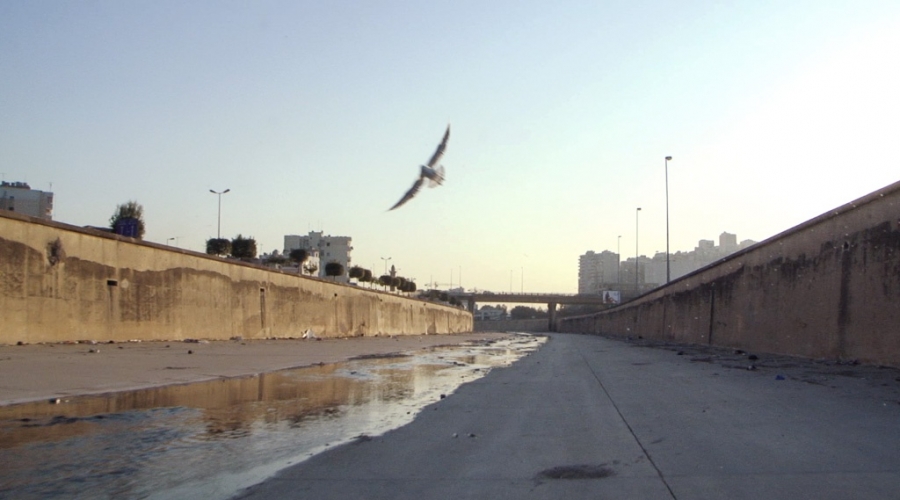 لمياء جريج، مشهد من فيلم «النهر»، فيديو، ٤ دقائق، ٢٠١٣، من  «بيروت بصدد الكتابة». جميع الحقوق محفوظة للفنانة.